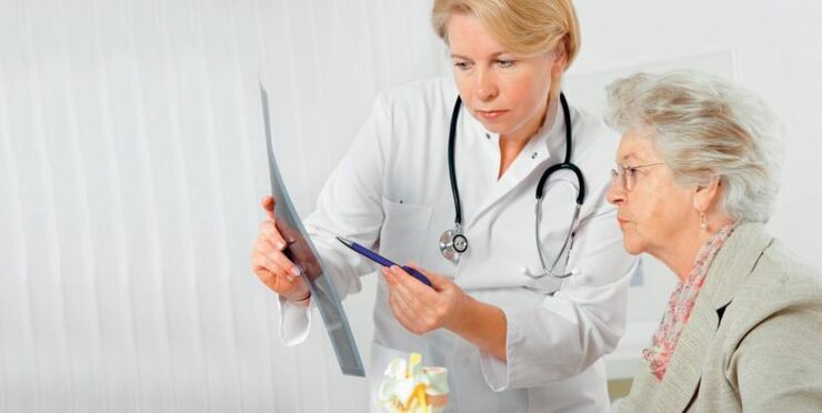 Der Arzt verschreibt eine Behandlung gegen Schmerzen im unteren Rücken